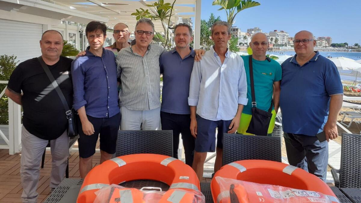 Akrea dona al SIB di Confcommercio Crotone kit di salvataggio per disabili - 