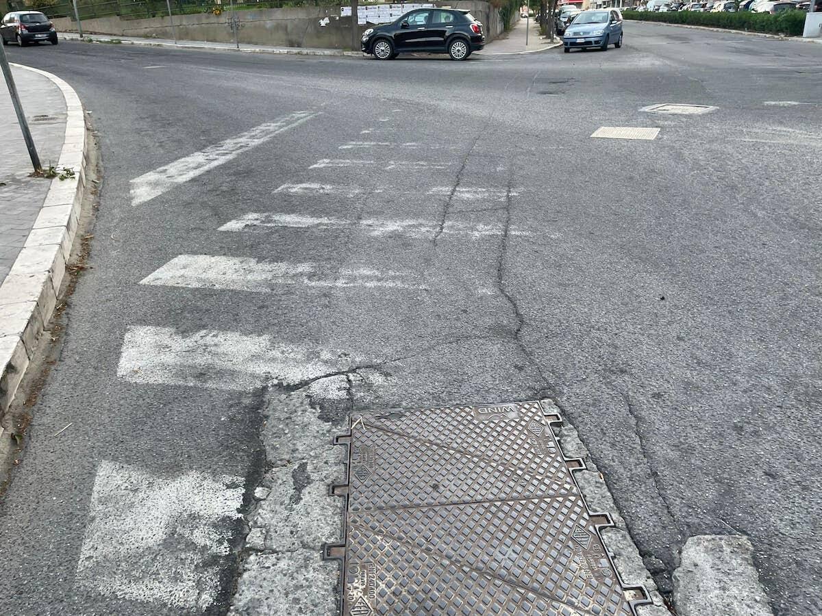 Crotone, attraversamenti fantasma lungo via Giovanni Paolo II - 