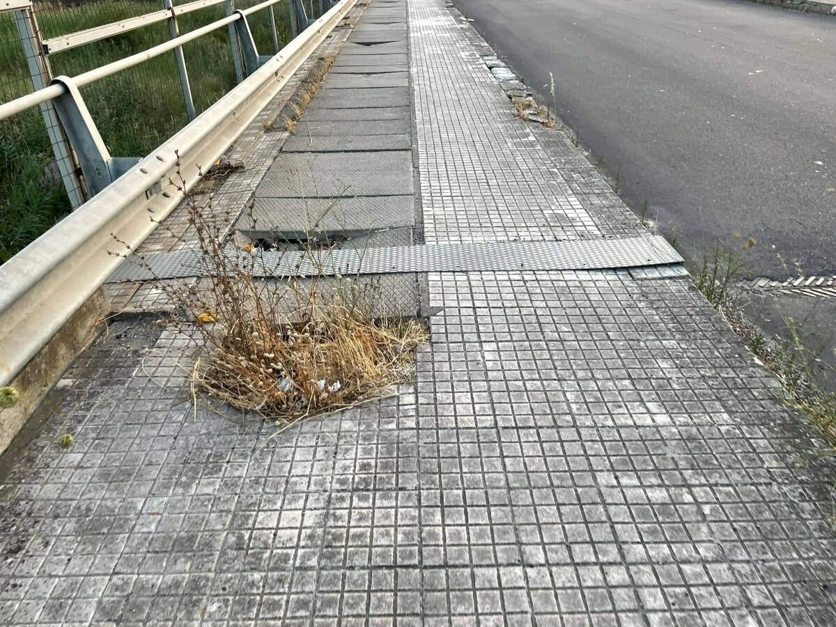 Crotone, salto della mattonella lungo viale Gandhi - 