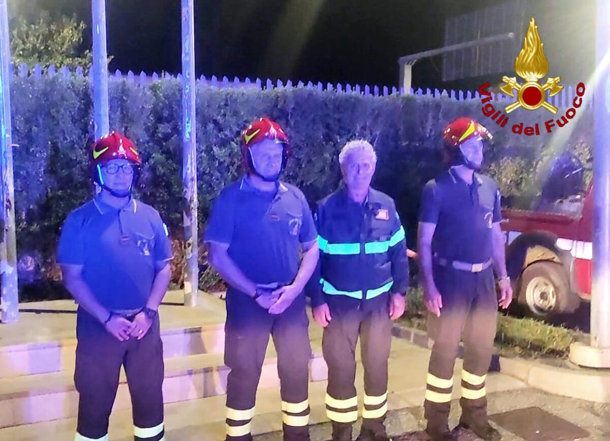 (Video) Il Capo Reparto Esperto Rosario Gerace saluta i colleghi Vigili del Fuoco nell'ultima notte - 
