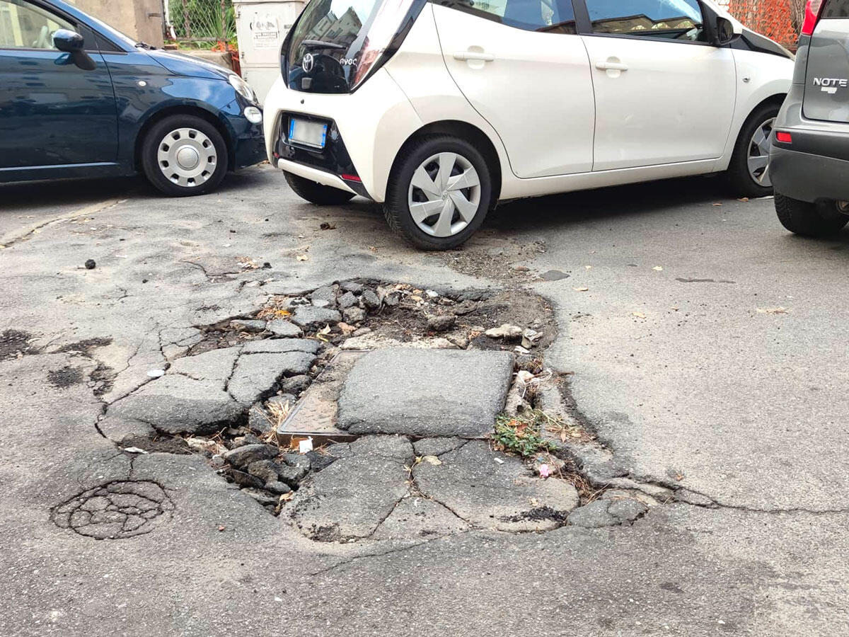 (Foto) Crotone, ritorna la pioggia con danni alle strade - 