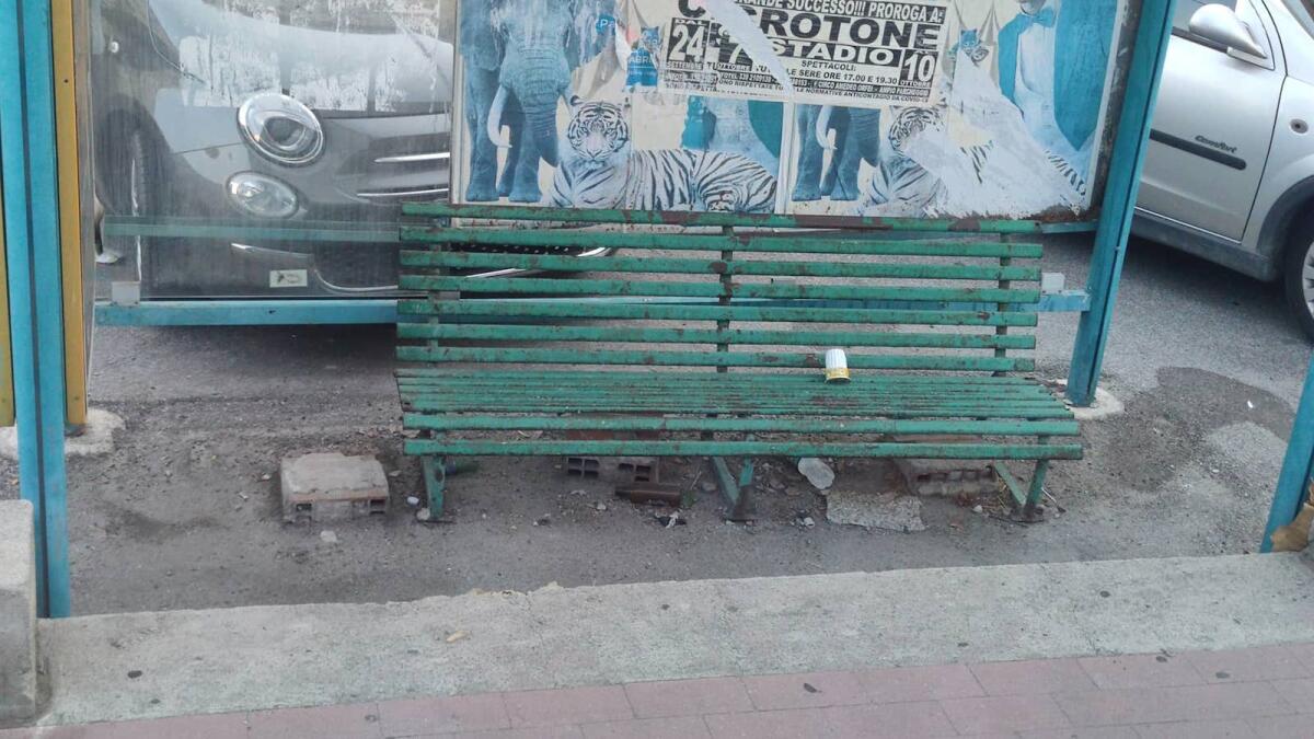 Crotone, panchine su quattro mattoni lungo via Gioacchino da Fiore - 