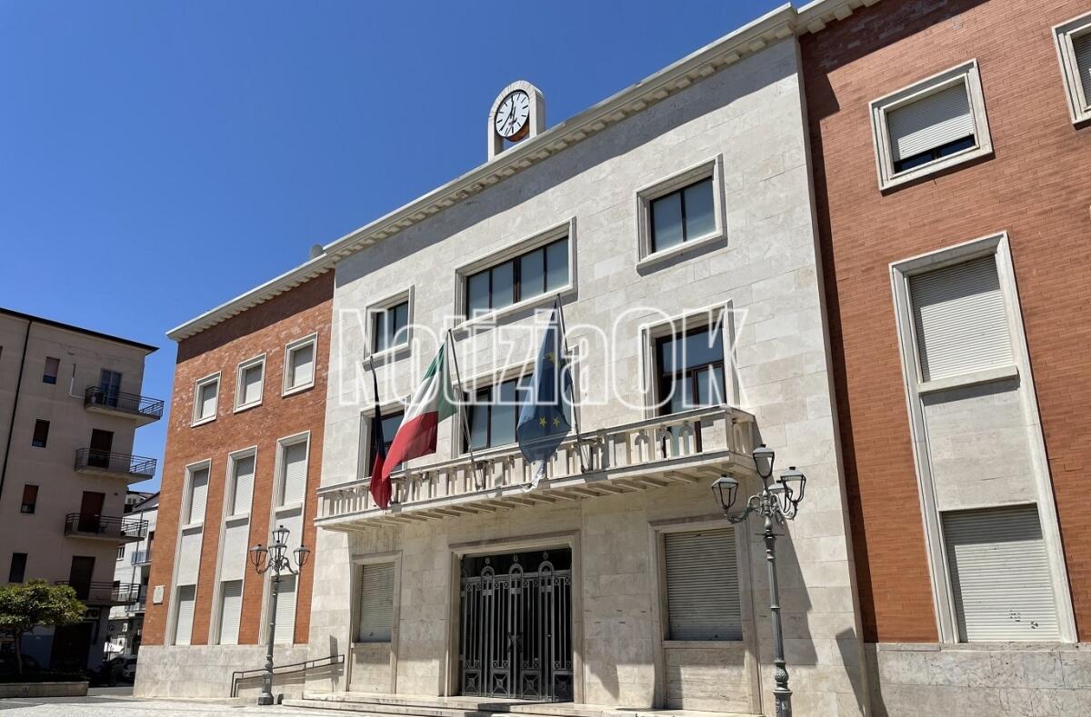 Crotone - Lunedì mattina in Piazza con le bollette dell'acqua in mano: "Non sono graditi simboli politici" - 