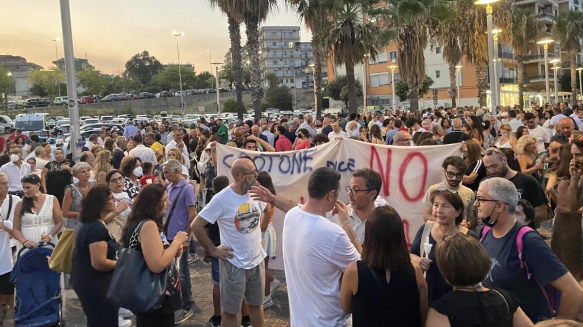 Crotone dice no alla violenza, la mamma di Davide: "Basta omertà, denunciate" - 