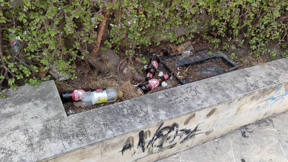 Crotone, arredamenti urbani abbandonati in città - 