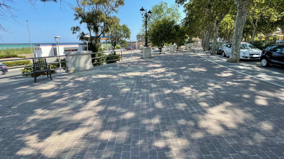 Crotone, panchine di viale Regina Margherita: i cittadini ne chiedono il ripristino con soluzioni fai da te - 