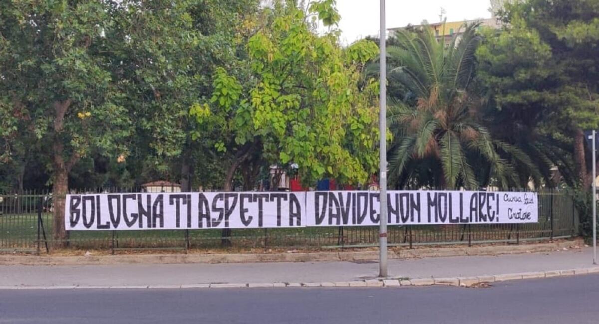 I tifosi della Curva Sud Crotone per Davide Ferrerio - 