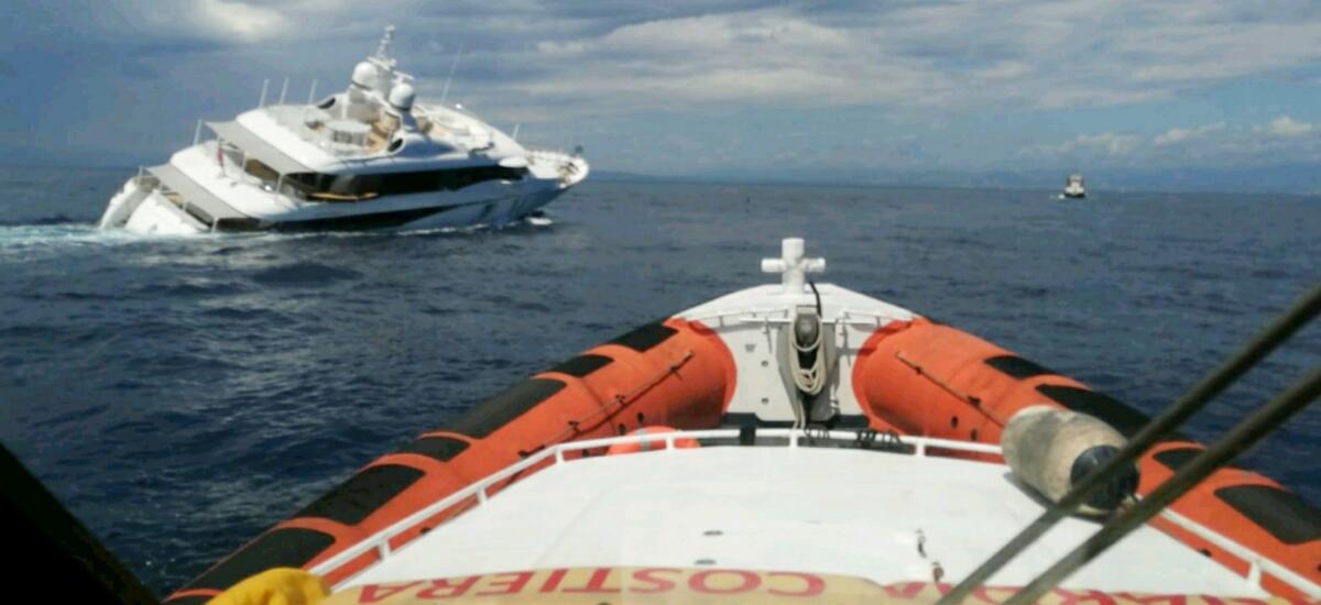 Affonda un motor yacht di 40 metri: intervento nel Golfo di Squillace -