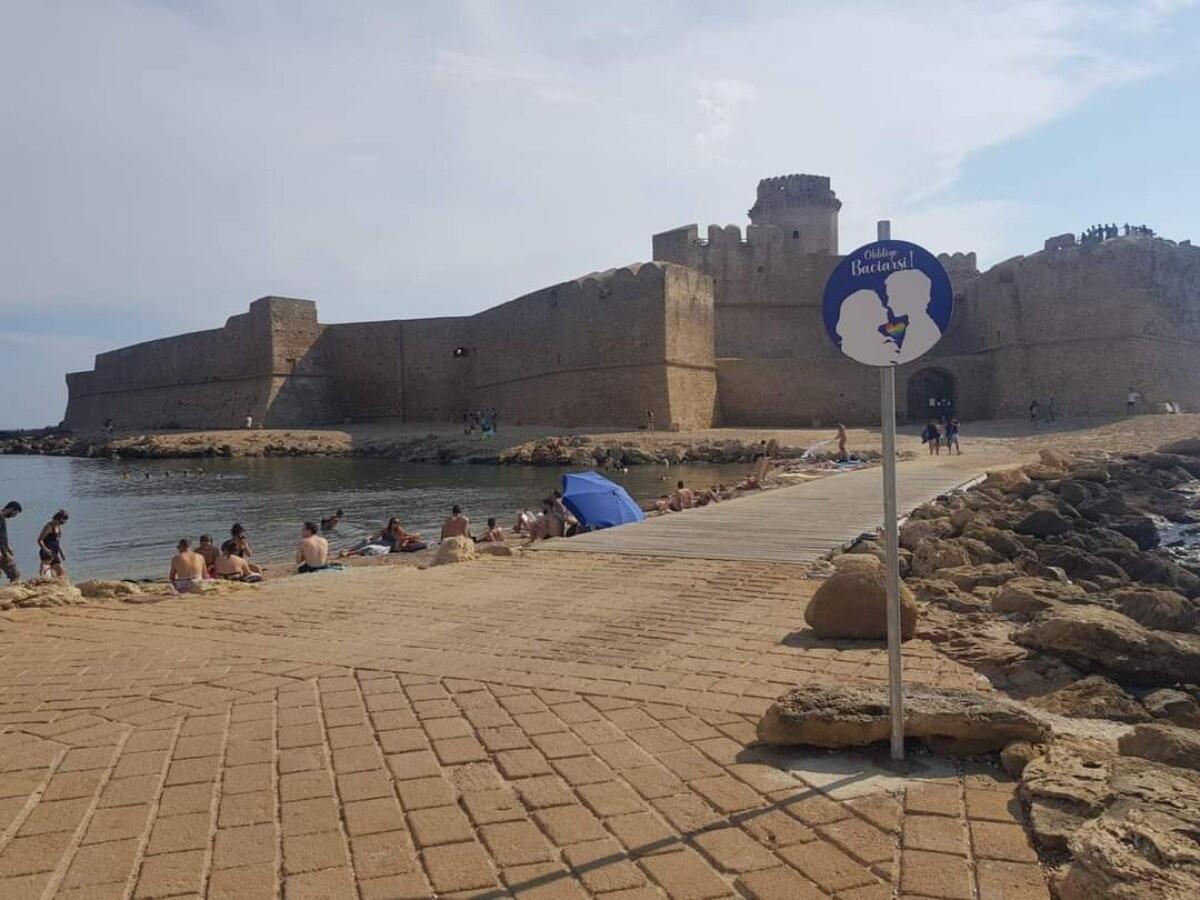 Isola di Capo Rizzuto, anche a Le Castella lo spazio dedicato ai baci - 