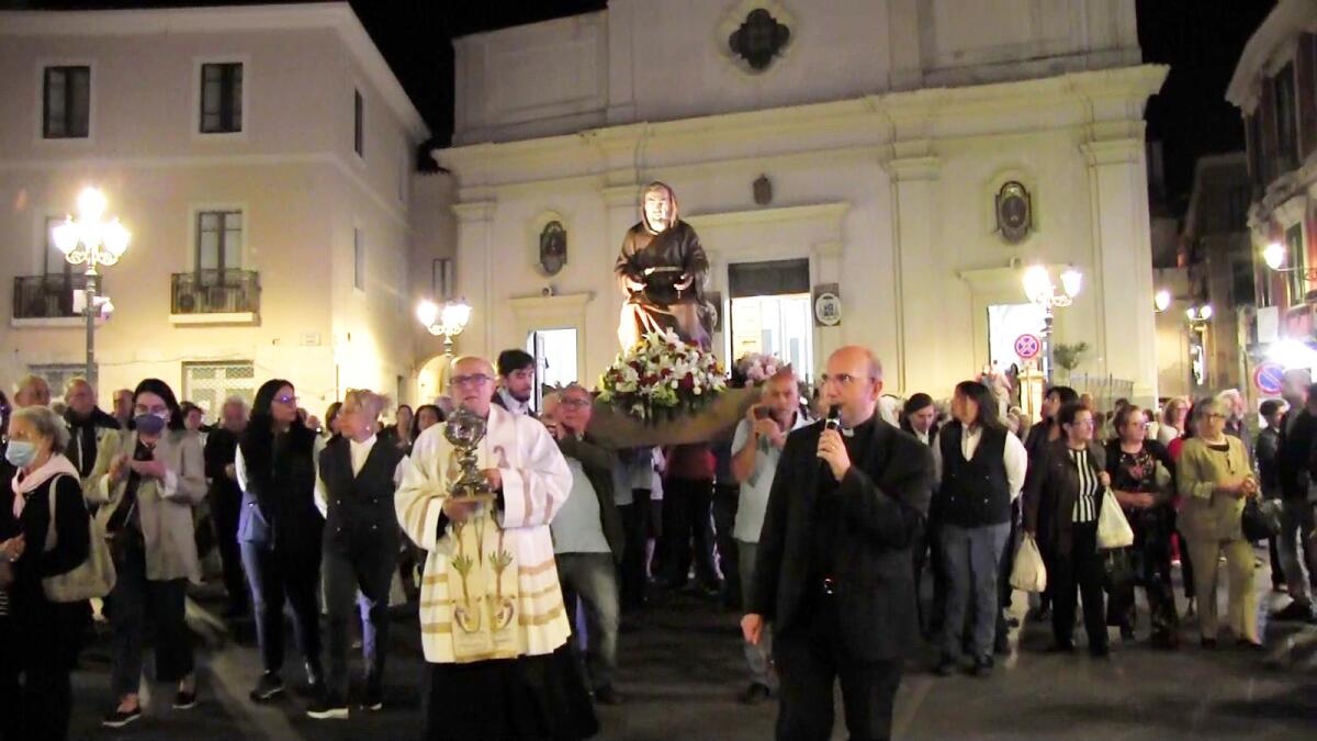 Crotone in processione per San Pio da Pietrelcina: esposta la reliquia - 