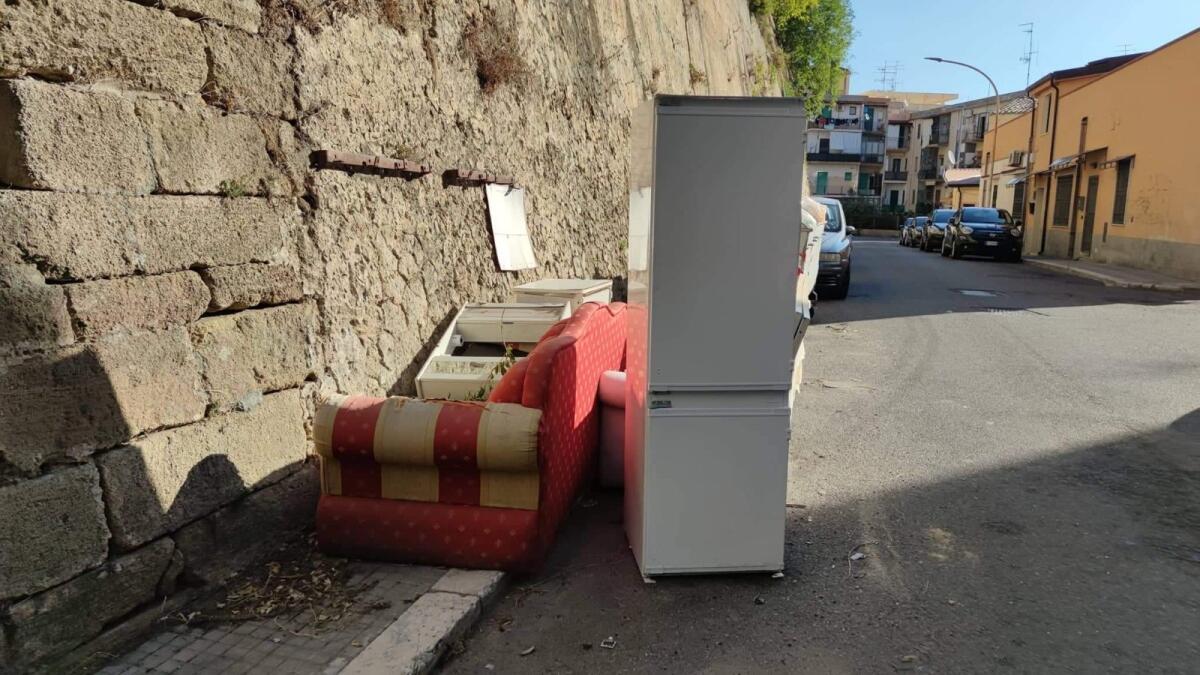 Crotone, in via Interna San Leonardo ingombranti per ogni stagione - 