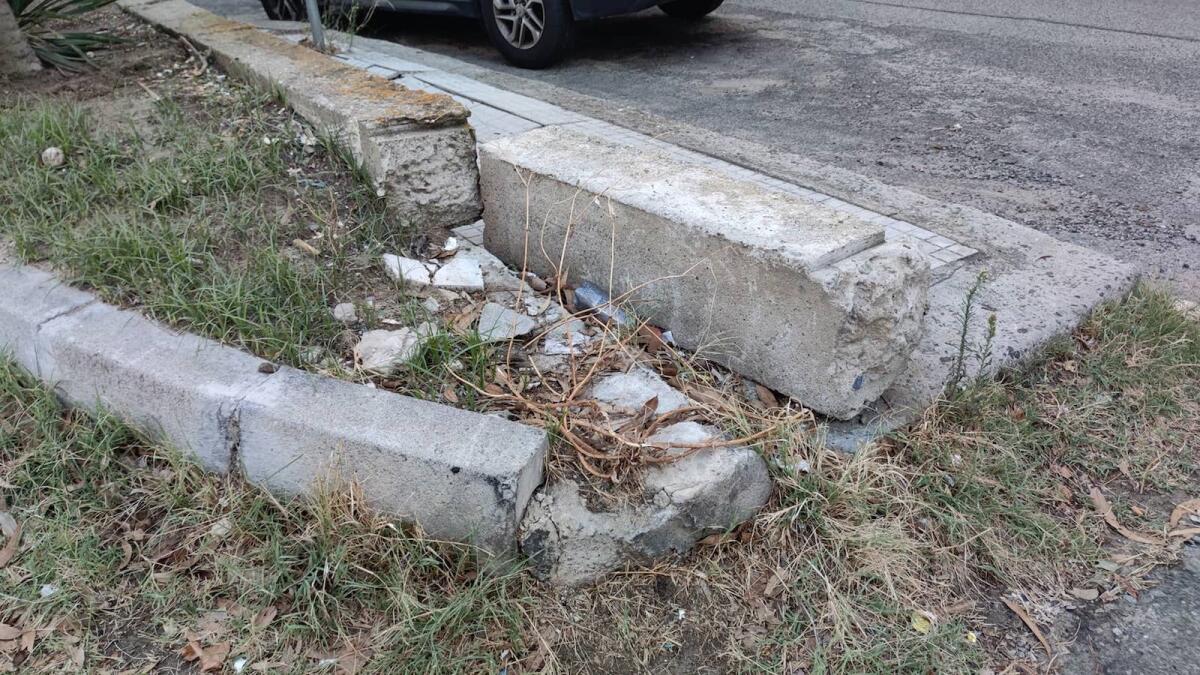 Crotone, marciapiedi pericolanti: fate attenzione agli ostacoli - 
