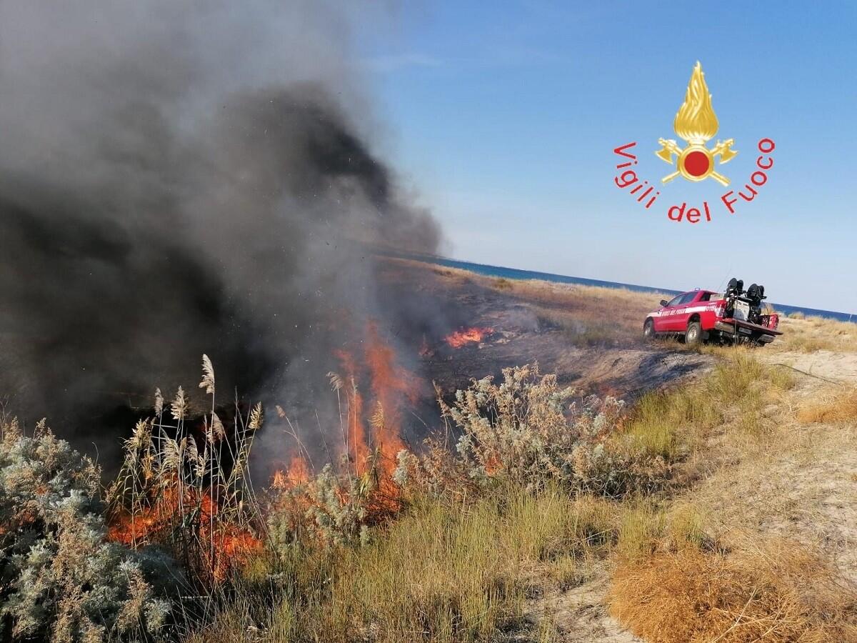 Incendi di vegetazione nel crotonese: paura a San Leonardo di Cutro - 
