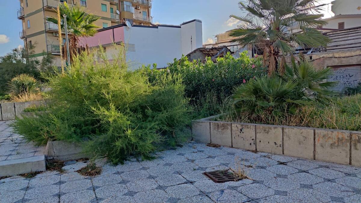 (Foto) Crotone, Piazza Martiri delle Foibe attende un intervento - 