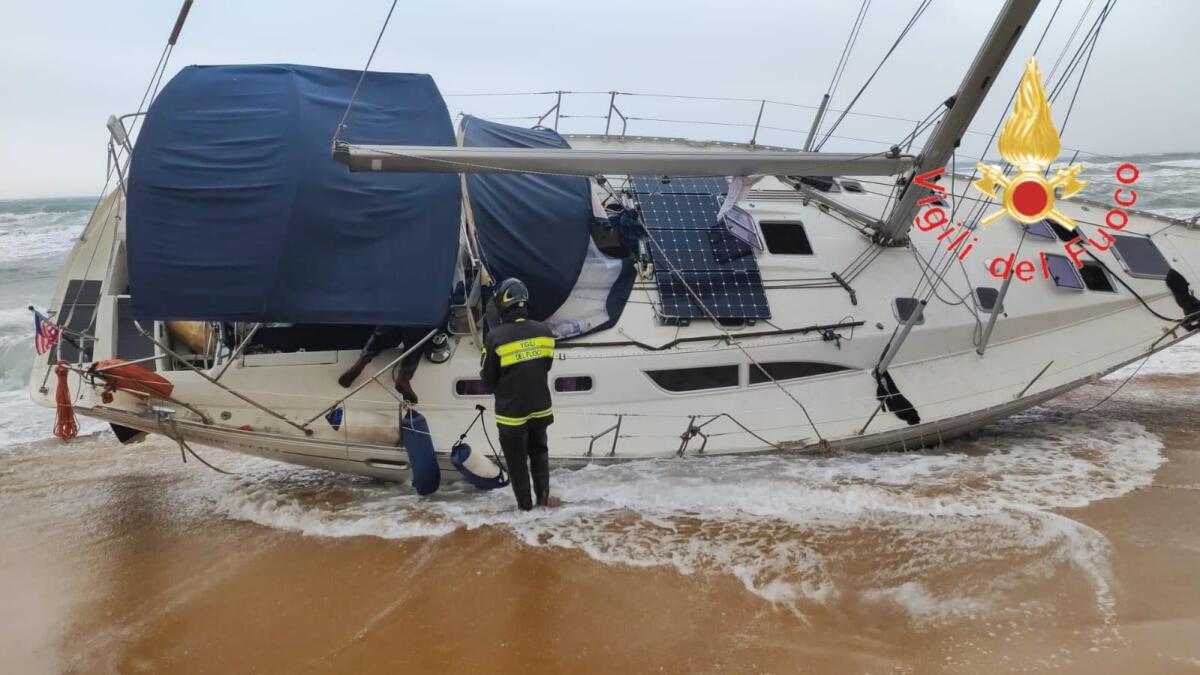 Migranti - Altro sbarco nel crotonese, veliero si arena sulla battigia - 