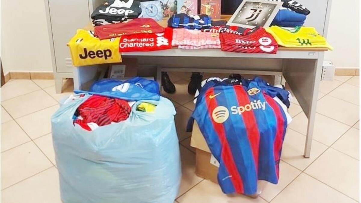 Orologi contraffatti e più di 550 capi di abbigliamento sequestrati: 2 denunciati - 