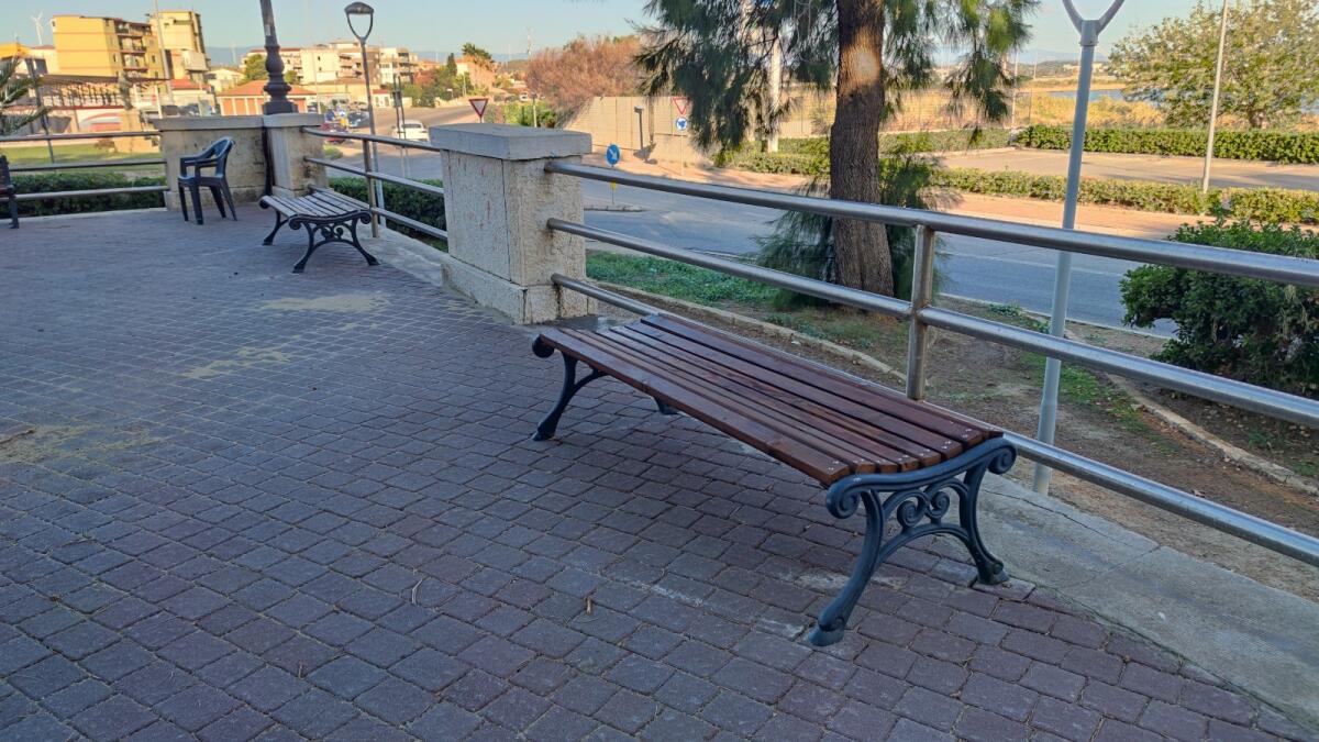(Video) Crotone, ritornano le panchine tanto amate lungo viale Regina Margherita - 