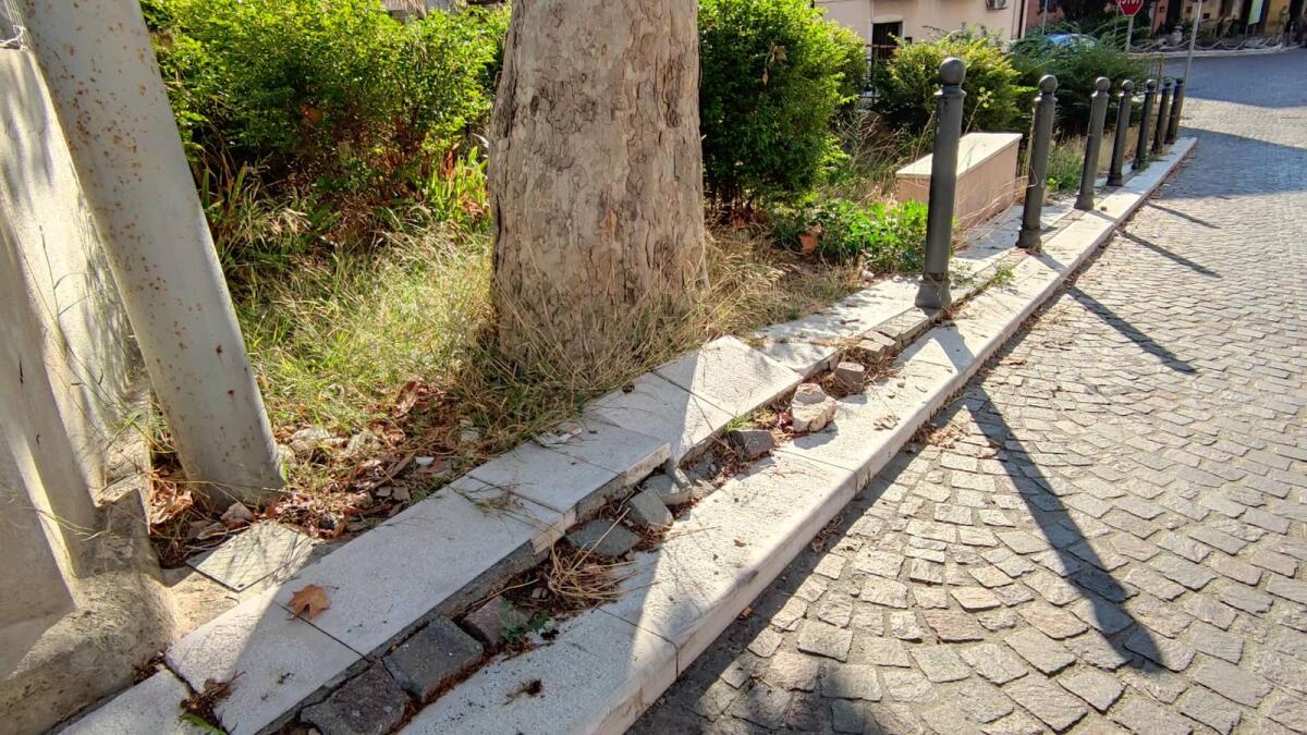 Crotone, in Discesa Castello i marciapiedi sono dei "trabocchetti" - 