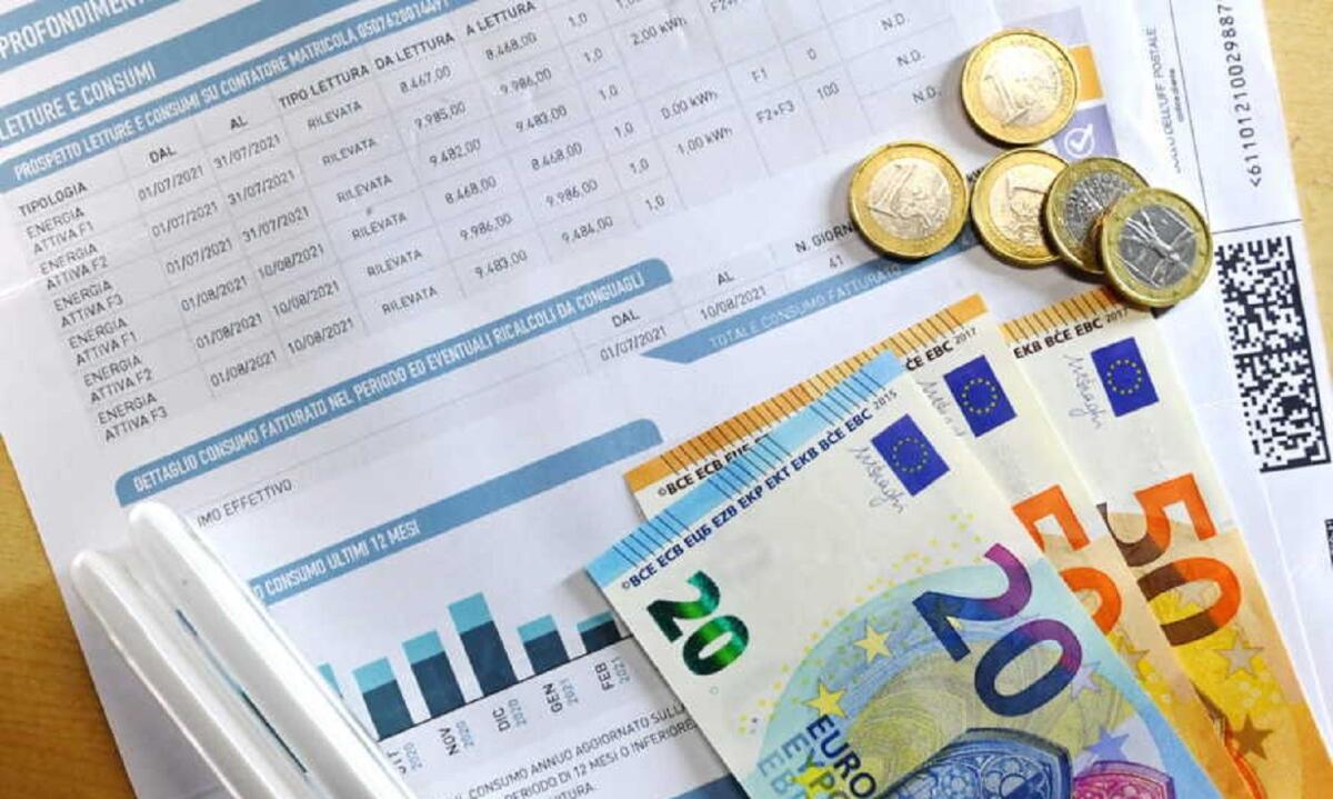 Caro bolletta, 2 italiani su 3 riducono i consumi elettrici - Fonte. dire.it