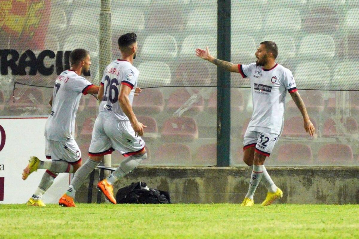 Serie C, Messina-Crotone 2-4: I rossoblù espugnano Messina e lanciano un segnale al campionato - 