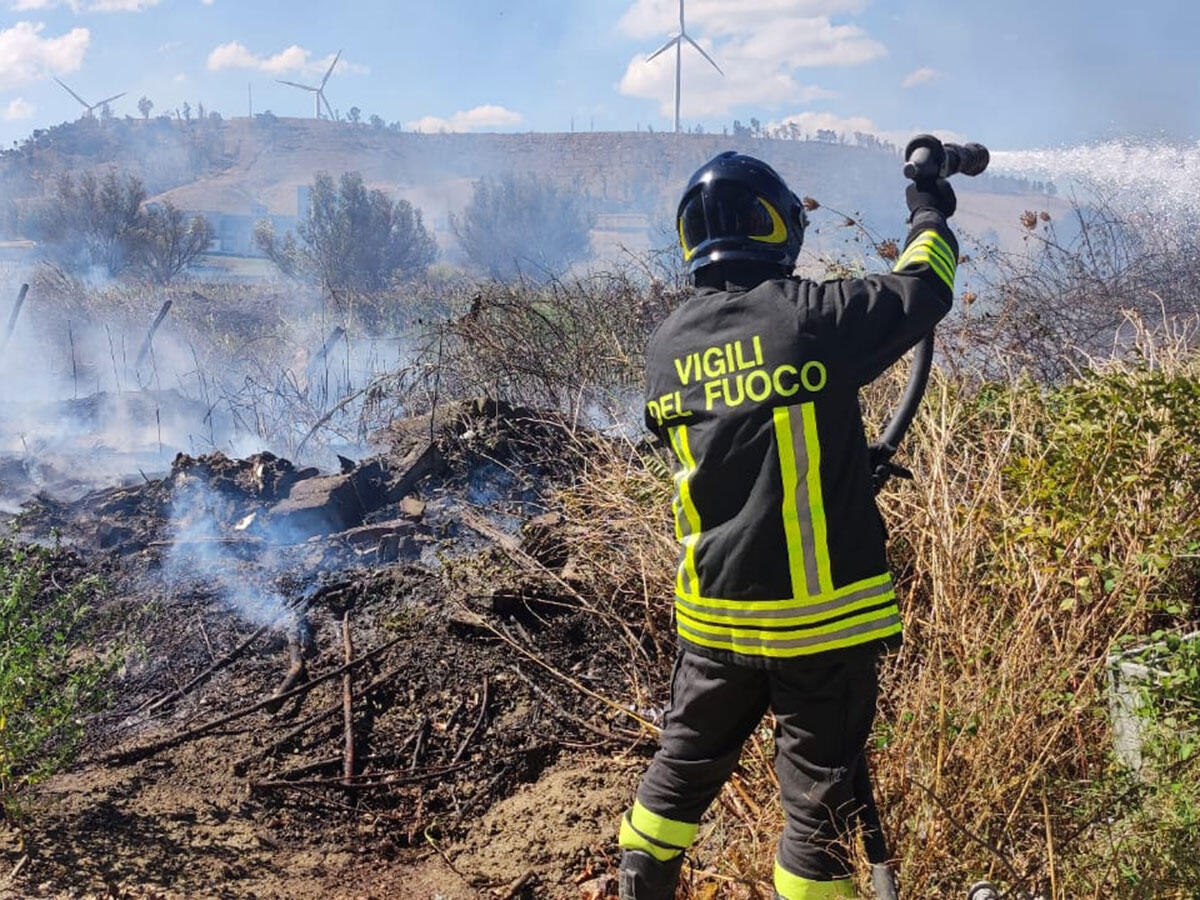 (VIDEO) Il territorio crotonese brucia ancora: i Vigili del Fuoco impegnati su più fronti -