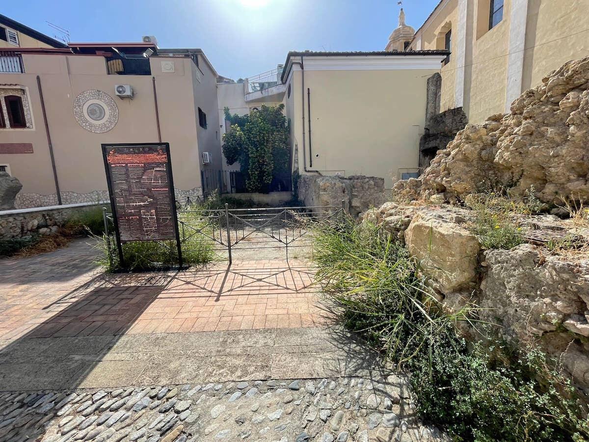 (Foto) Crotone, una storia da raccontare tra rifiuti ed incuria - 