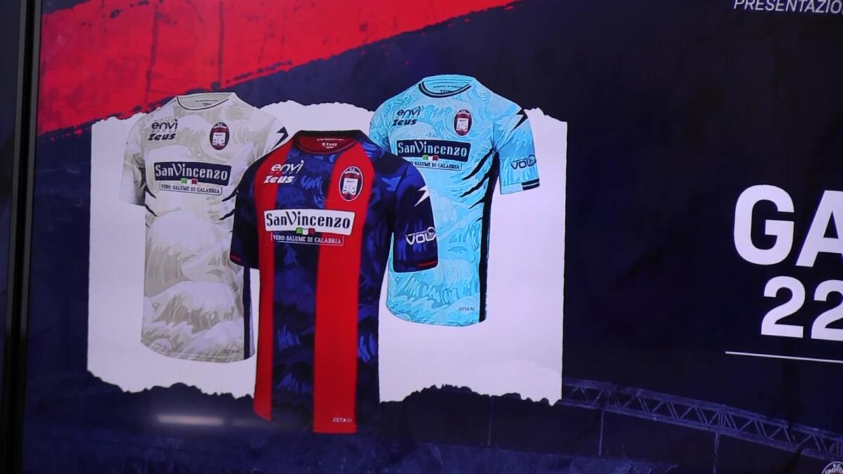 Crotone, nuove maglie: storia e orgoglio rivivono sulla pelle degli squali - 