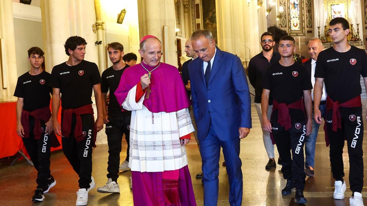 Il Vescovo Morrone incontra la Reggina. Poi dice ai giovani: "Ribellatevi se dovete lasciare la Calabria" - 