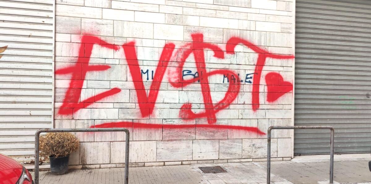 Crotone - La scritta "EVST" imbratta le mura cittadine, il sindaco: "É un vandalo, sarà denunciato" - 