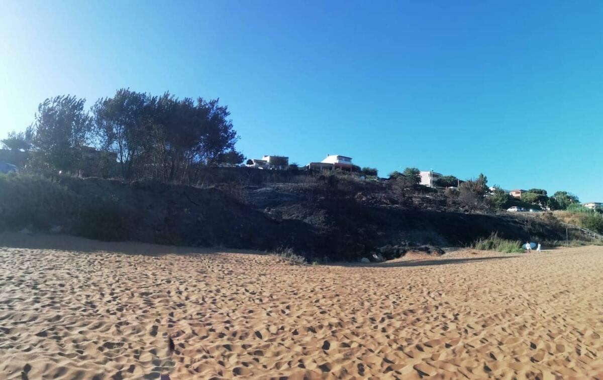 Isola C. R., un incendio devasta la natura sulla spiaggia di Le Cannella - 