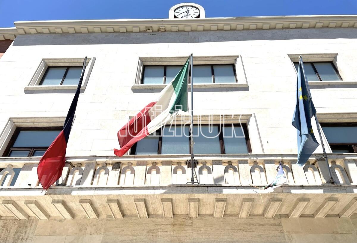 Crotone, tragedia al porto: lutto cittadino nel giorno dei funerali - 
