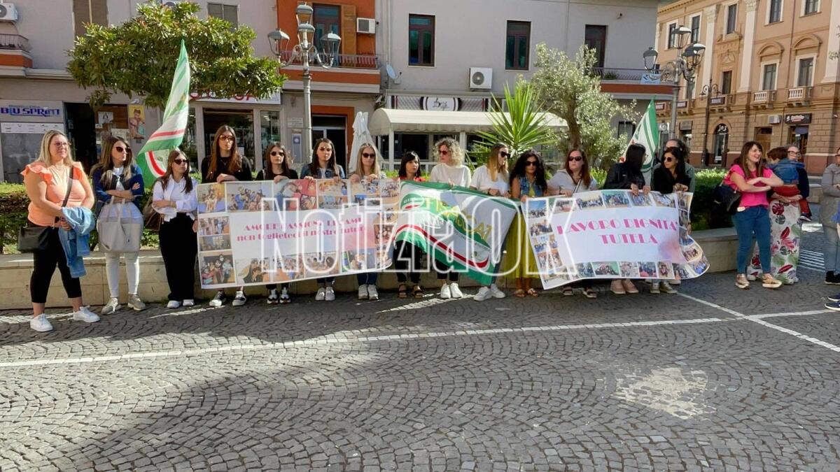Crotone: asili nido comunali chiusi, il personale scende in piazza - 