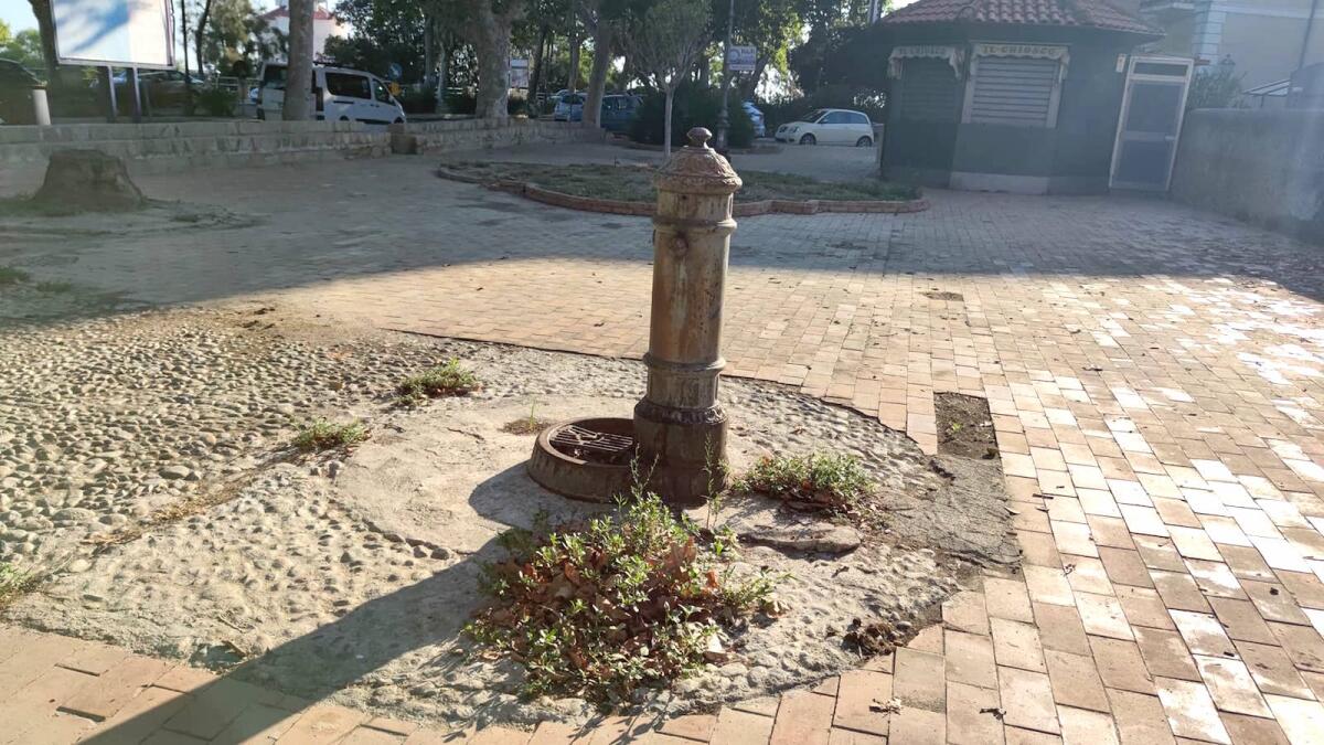 Crotone, fontane danneggiate e inutilizzate lungo viale Regina Margherita - 