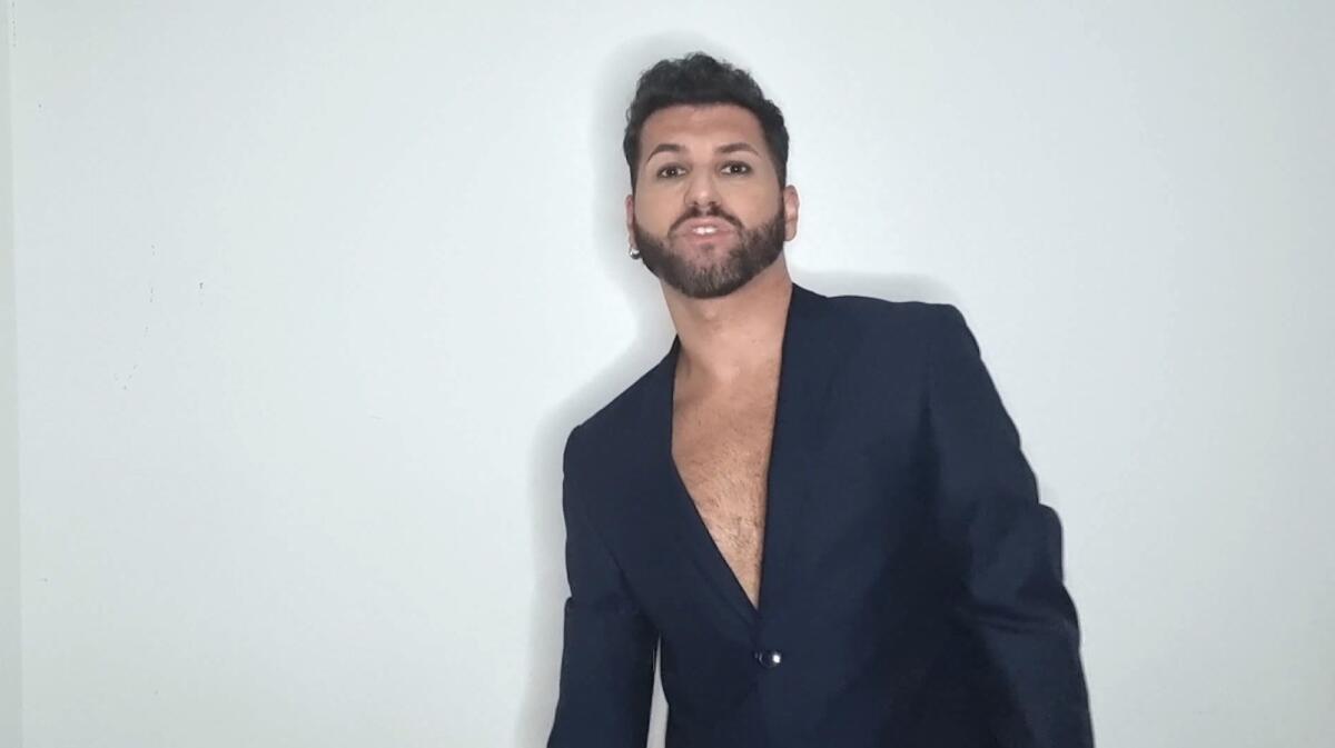 (VIDEO) Sulle note di Gaber, Sirio presenta il suo "Shampoo" -