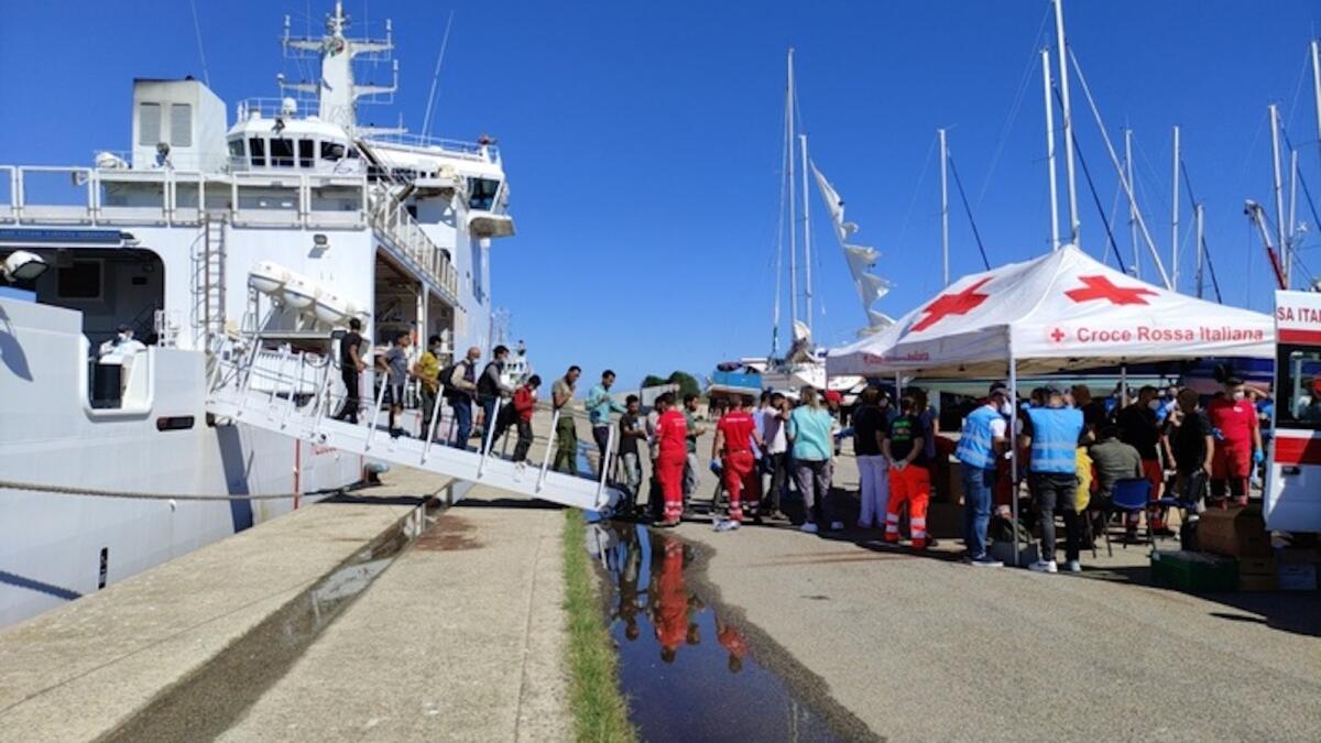 Crotone, nuovo sbarco: 320 persone soccorse da nave 'Diciotti' - 