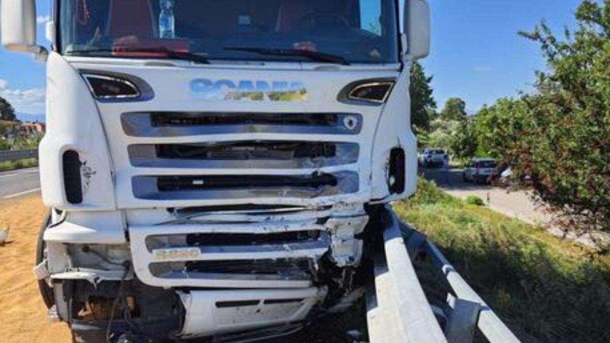 Frontale auto-tir: la SS 106 miete un'altra vittima - 