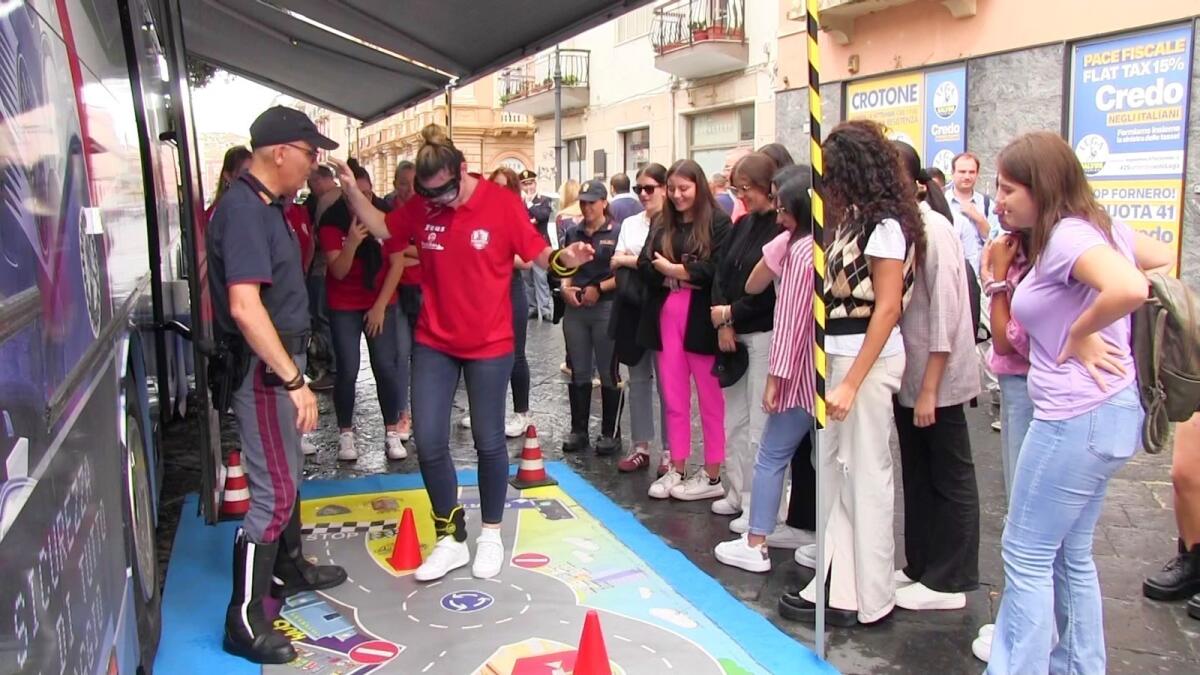 A Crotone il Pullman Azzurro della Polizia Stradale, mostrando i rischi della guida sotto alcool - 