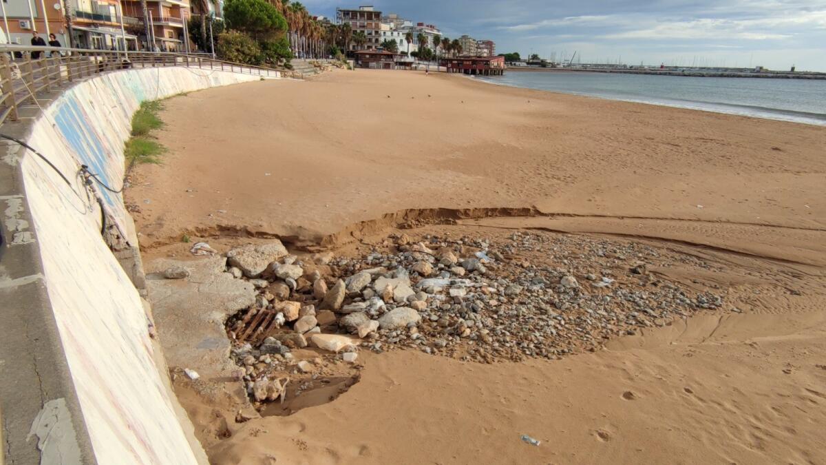 Crotone, spiaggia o discarica: una bellezza deturpata - 