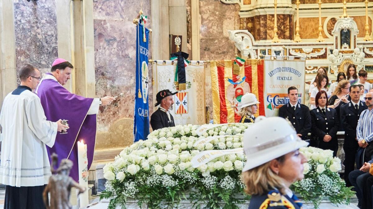 Catanzaro - Celebrati i funerali dei fratelli Corasoniti, il Vescovo: "Tragedia consumata nel quartiere della solitudine" - 