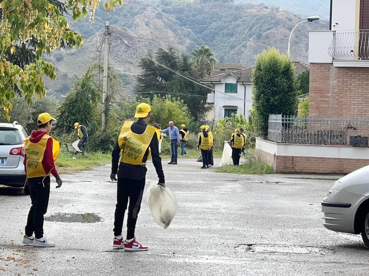 Roccabernarda (KR), i giovani protagonisti dell'evento "Puliamo il mondo" di Legambiente - 