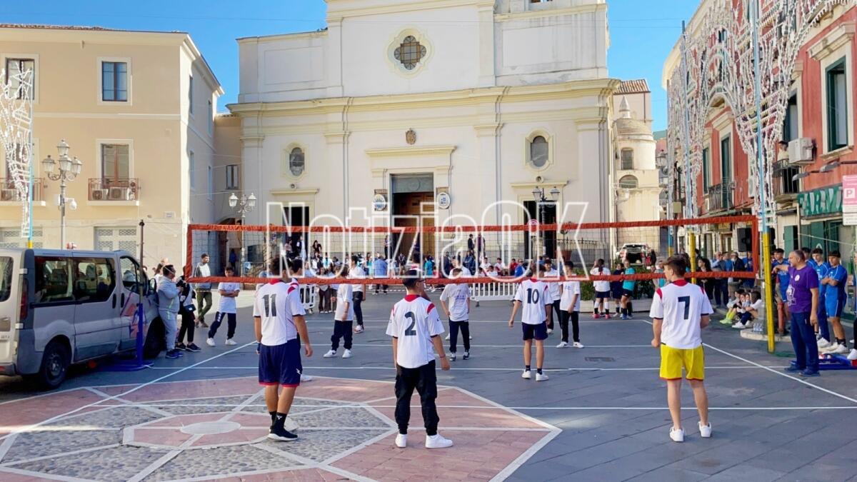 Una platea di ragazzi in onore del Patrono San Dionigi - 