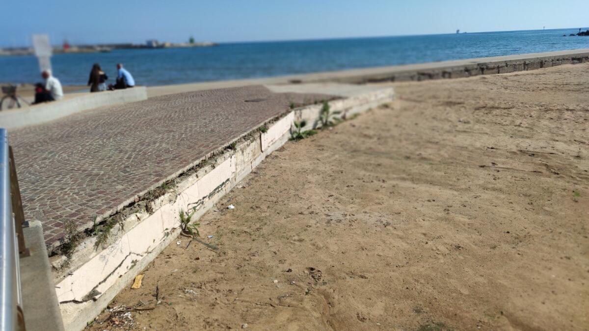 Crotone, lungomare: danni e degrado sulla passerella - 
