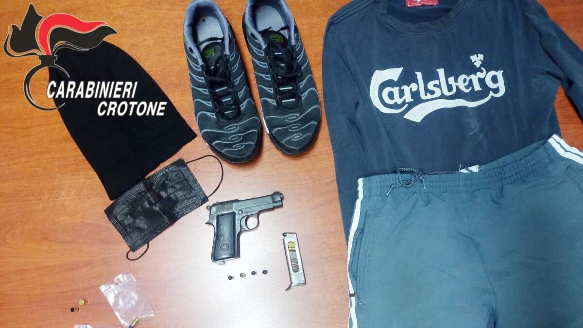 Isola di Capo Rizzuto (KR), spara in un bar e poi fugge: arrestato - 