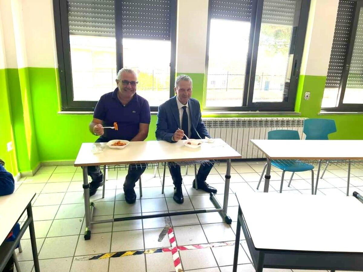 Cirò, servizio mensa: l'Amministrazione nel ruolo degli studenti per un giorno - 