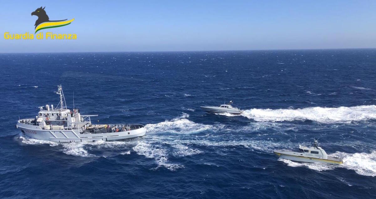 Mezzi della Marina Militare e della Guardia di Finanza a largo di Crotone, ma è solo un'esercitazione - 