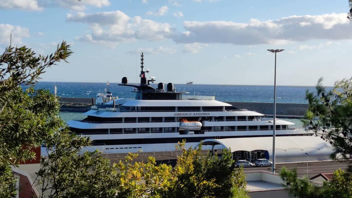 Crotone, sessanta croceristi in città con la nave Emerald Azzurra - 