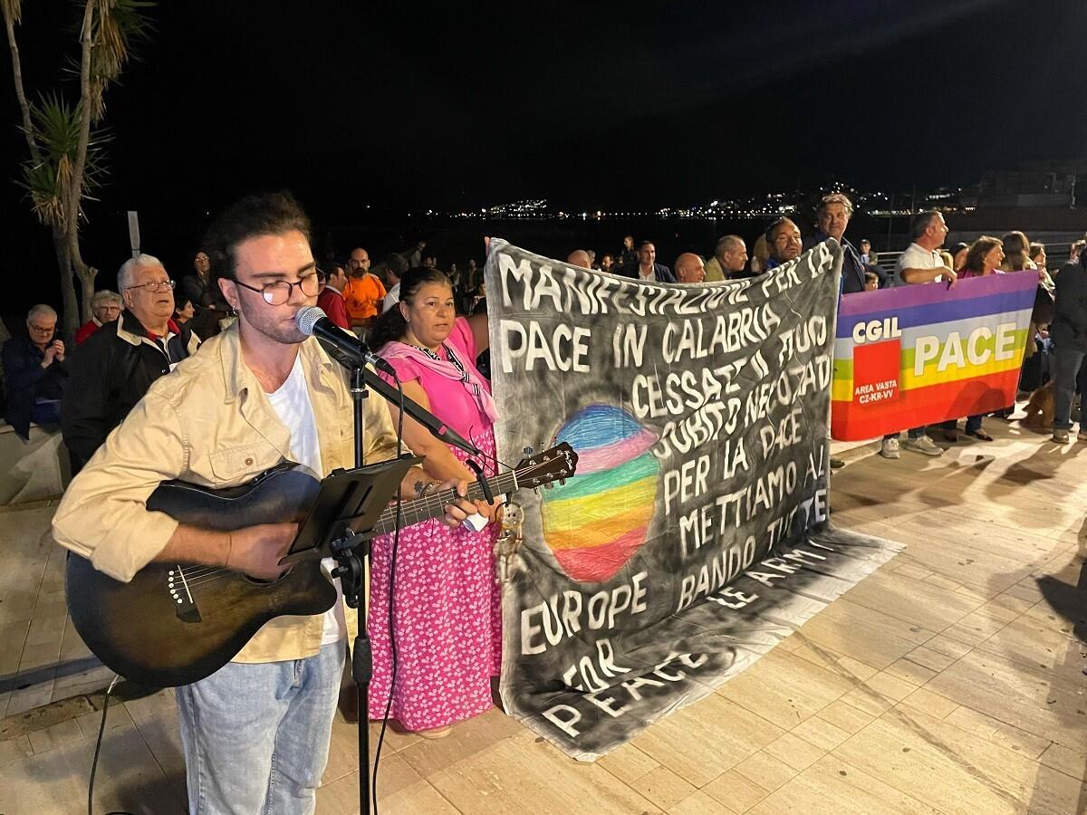 ’Basta armi, negoziato subito’, anche Crotone è scesa in piazza per la Pace - 