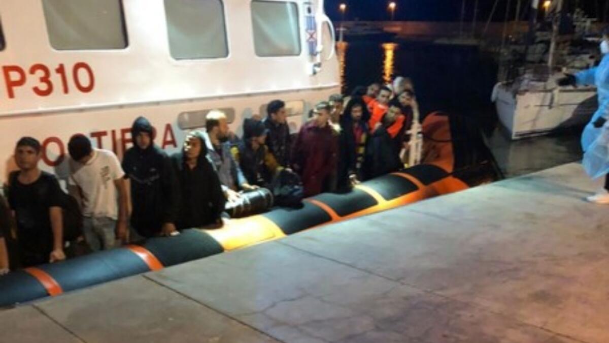Crotone - Sbarco nella notte: 166 migranti a bordo di un veliero, tra cui un neonato di pochi giorni - 
