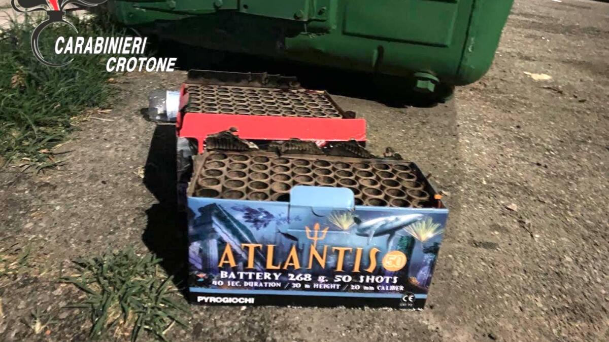Fermato dopo aver acceso fuochi d'artificio: deferito un ragazzo - 