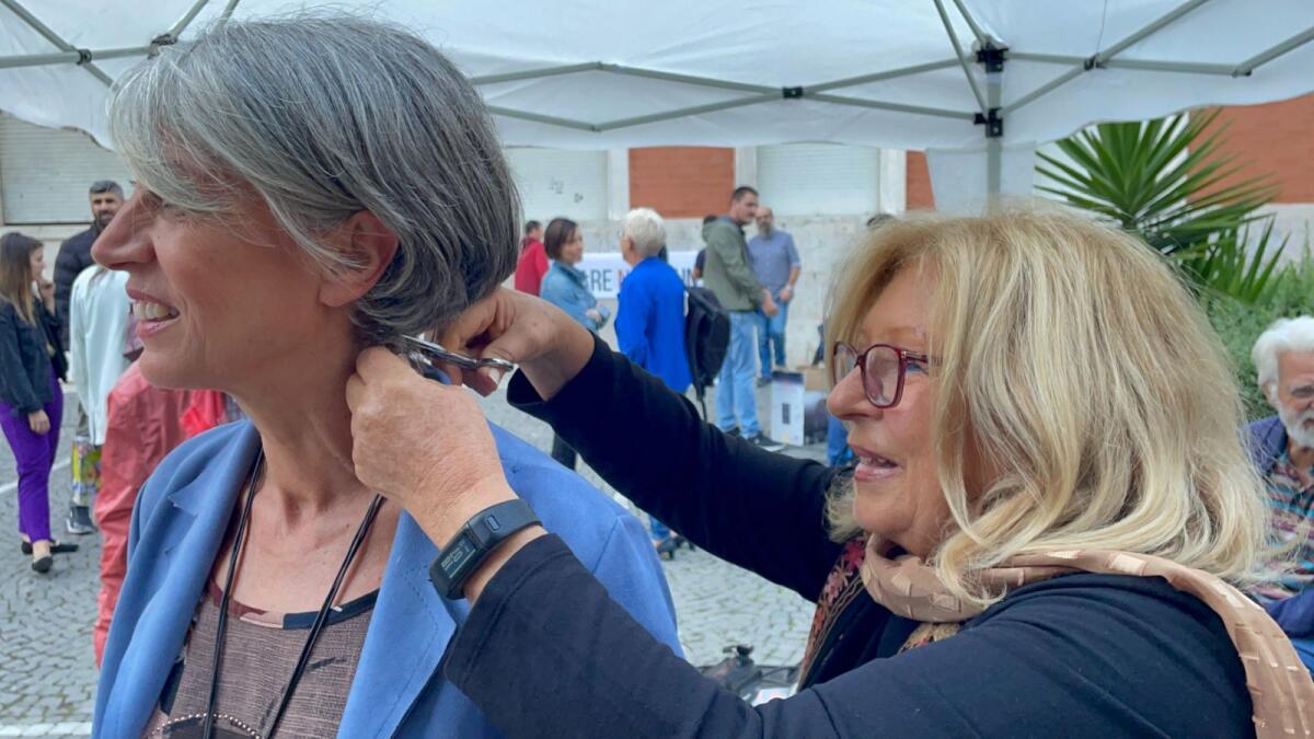 Crotone - Una ciocca di capelli per la libertà: in piazza a sostegno delle donne iraniane - 